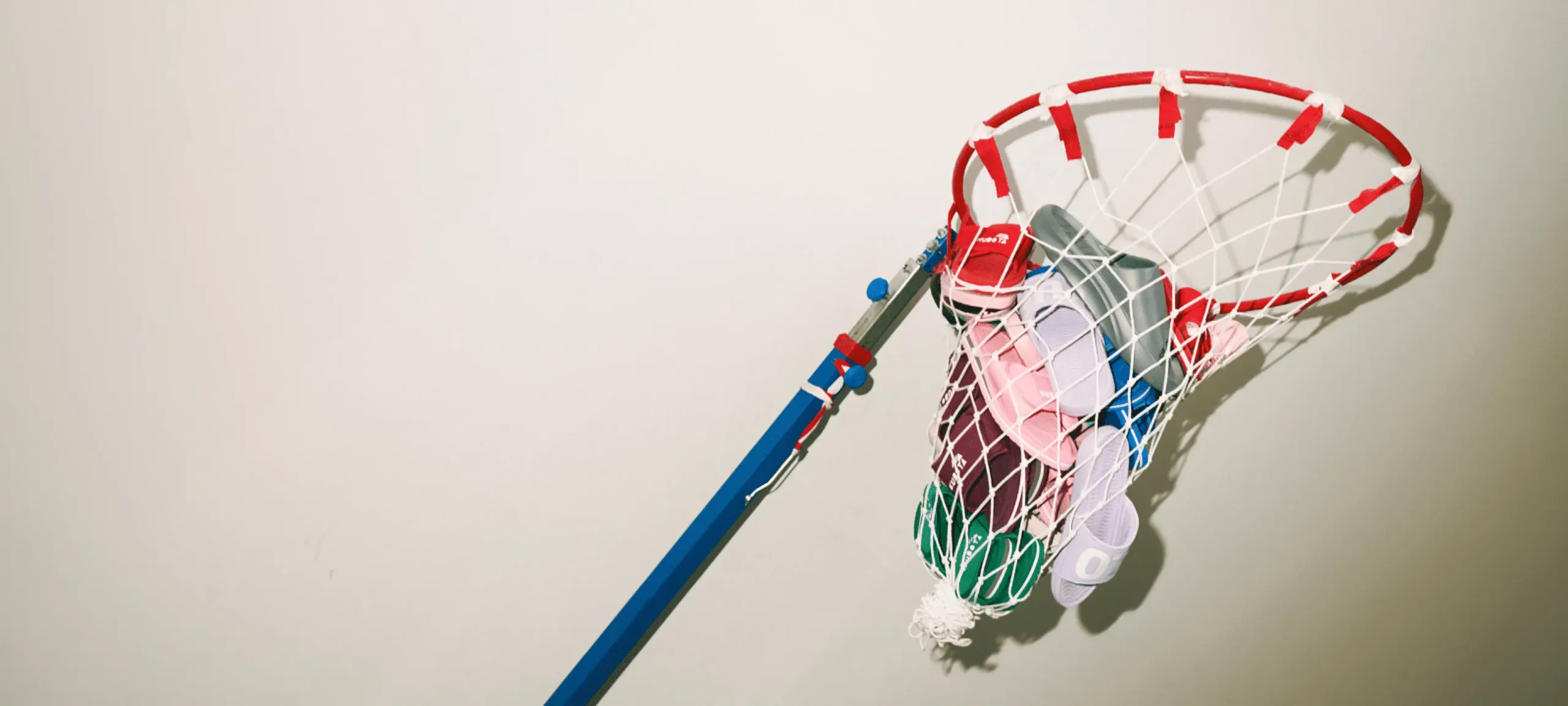 Nagłówek graficzny promocji Codzienna rozgrzewka. Klapki Kubota Pro 2.0, Rzep i Flow złapane w sportową siatkę.