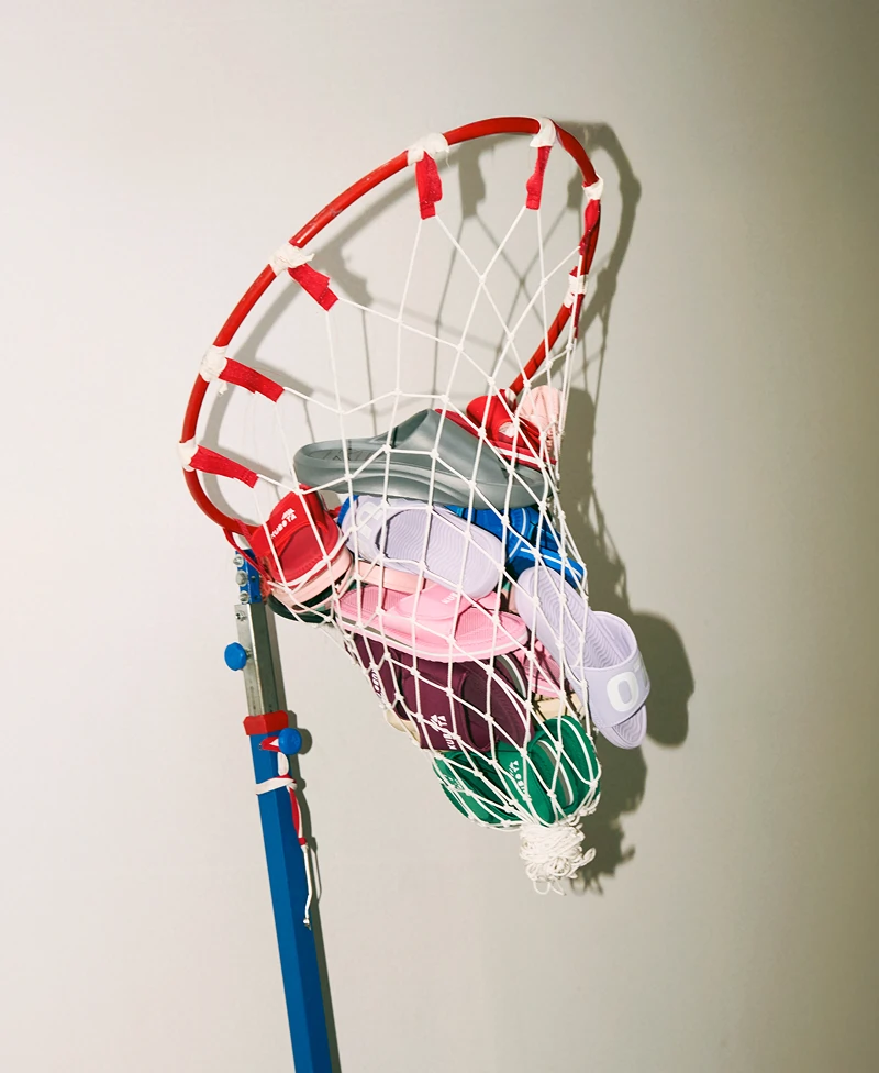 Zdjęcie lookbookowe prezentujące różne modele klapków Kubota zebrane w siatce sportowej.