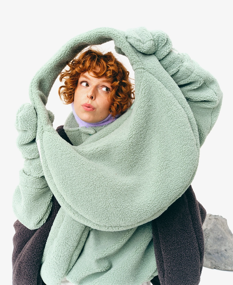 Modelka w lookbookowym ujęciu prezentuje miętową torbę shopper z polaru Cushy z nowej kolekcji Kubota jesień/zima 2025.