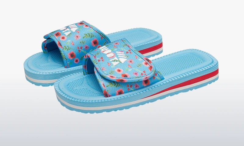 Baner kategorii Klapki. Niebieskie klapki Rzep z motywem kolorowych kwiatów.