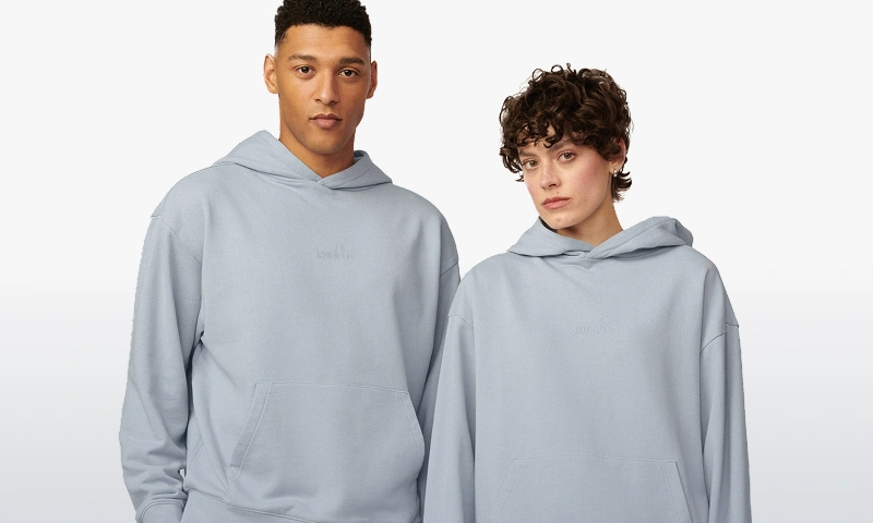 Baner kategorii Odzież. Dwójka modeli nosząca niebieską bluzę z kapturem od Kuboty.