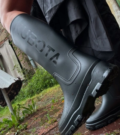 Zdjęcie @izabellaludwikowska prezentujące czarne kalosze Kubota z dużym logo na cholewce.