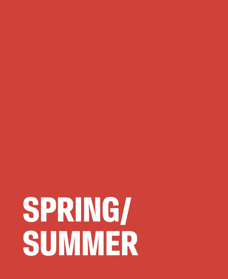 Grafika wizerunkowa na czerwonym tle z białym napisem "Spring/Summer", wprowadzająca w klimat kolekcji Moda wiosna lato 2026.