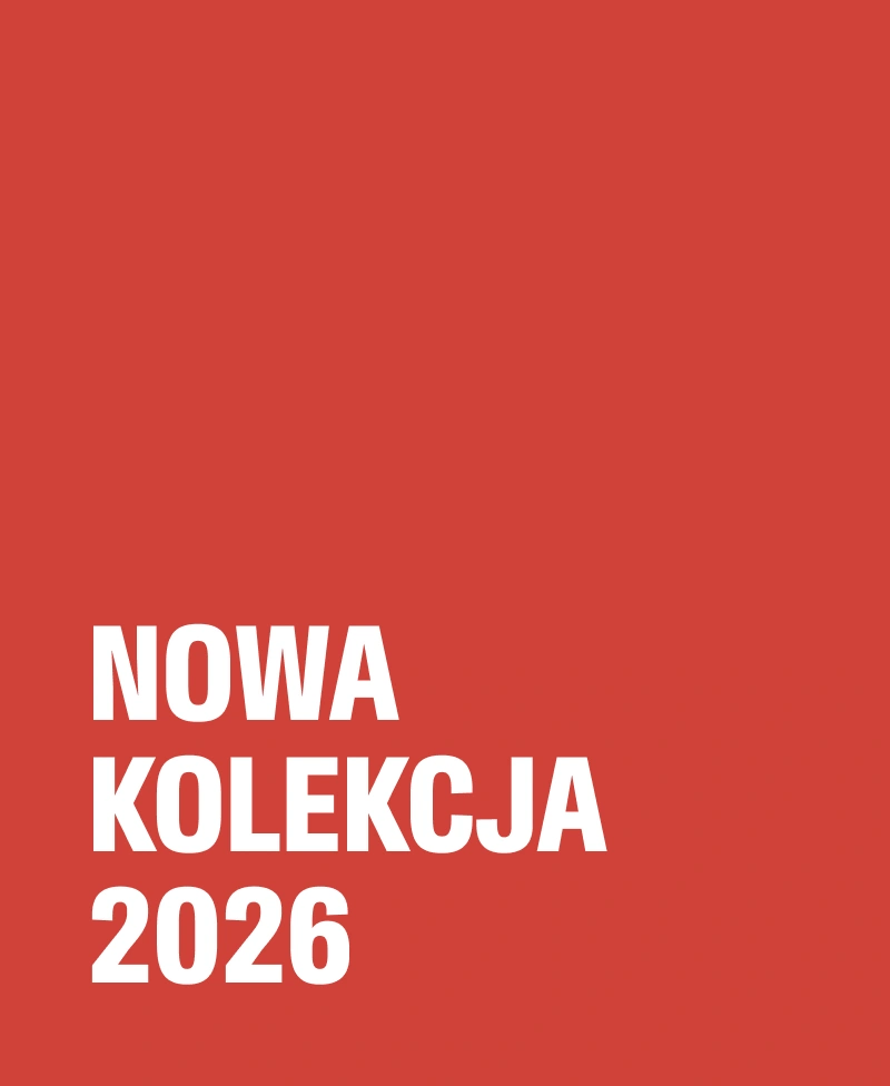 Grafika wizerunkowa na czerwonym tle z białym napisem "Nowa kolekcja 2026", zapowiadająca asortyment w kategorii Moda wiosna lato 2026.