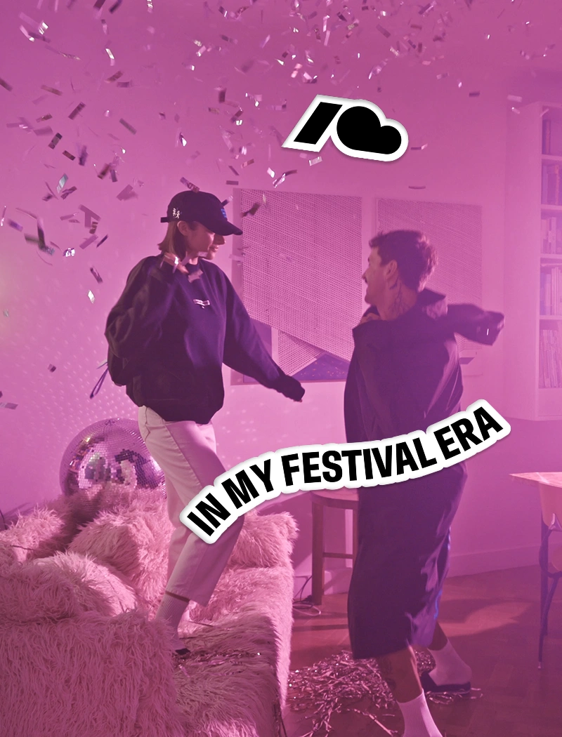 Baner promocyjny z tańczącą w różowym świetle parą, otoczoną opadającym konfetti oraz kulą dyskotekową. Wygodna bluza, czapka z daszkiem i kultowe klapki tworzą nowoczesny festiwalowy look w stylu marki Kubota. Grafika z napisem In My Festival Era zachęca do przejścia do kategorii festiwalowej odzieży i akcesoriów.